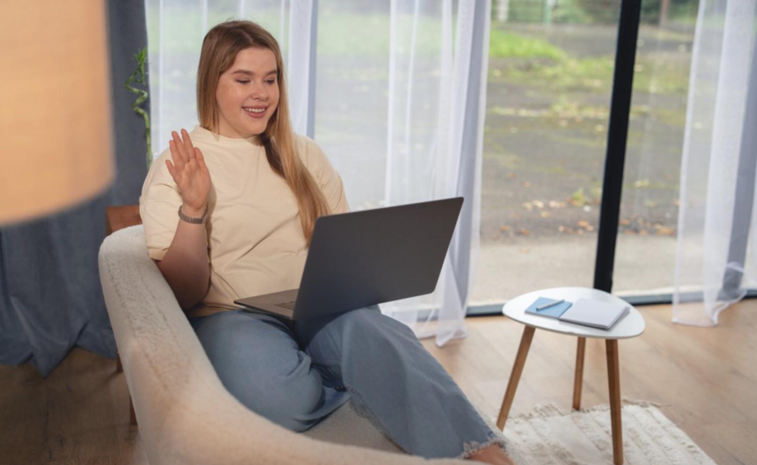 Espacio de trabajo moderno donde desarrollamos estrategias de optimización de costes